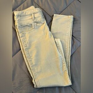 REFUGE Skinny Fit High Waisted, Three-Button Jeans With Back Pockets. Size (8)
